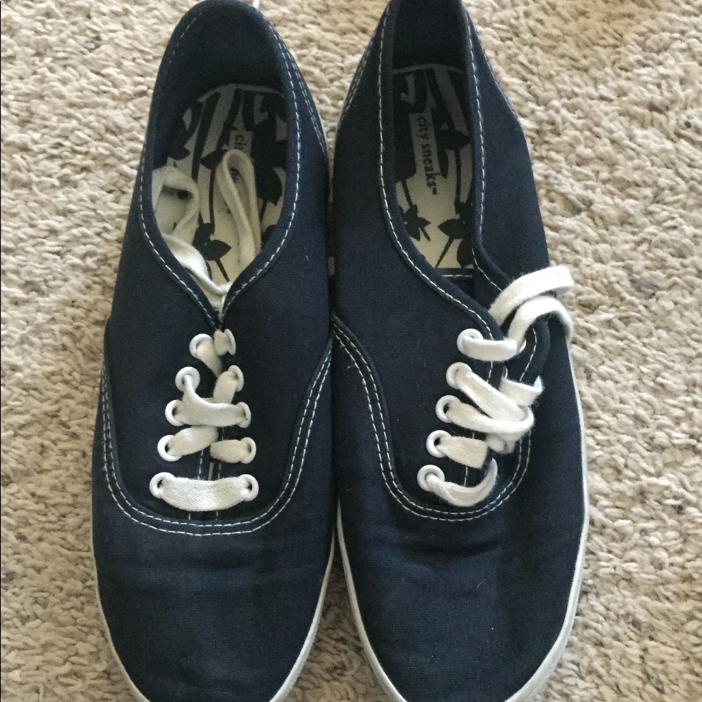 Tennis shoes